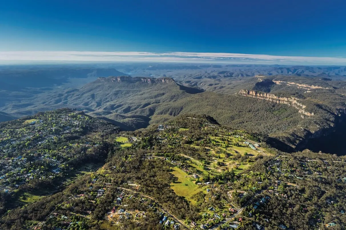 why are the blue mountains blue